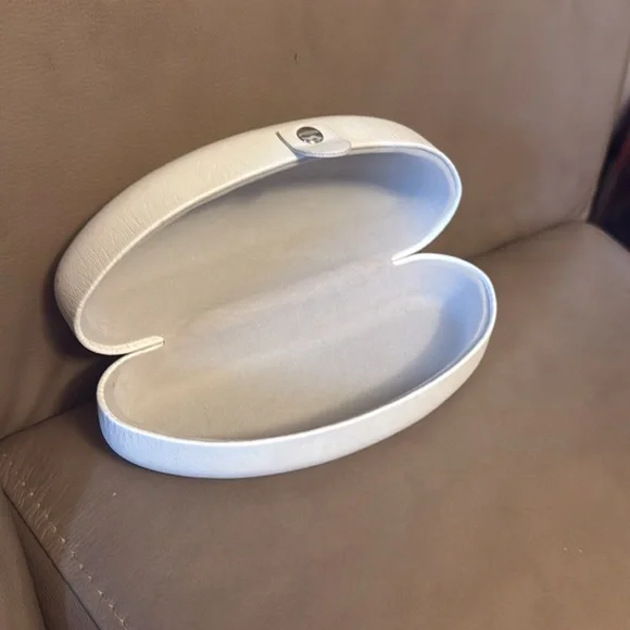 Diesel white snap close sunglasses case - Picture 3 of 4